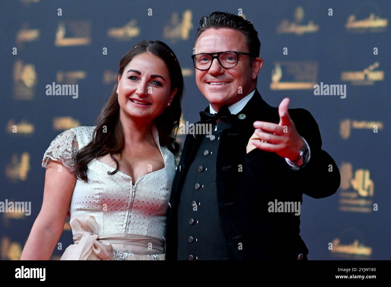 Leipzig, Deutschland. November 2024. Stefan Mross, Trompeter und Moderator, und seine Partnerin Eva Luginger nehmen an der Preisverleihung der Goldenen Henne-Medien Teil. Der Publikumspreis wird zum 30. Mal auf einer TV-Gala in Leipzig verliehen. Quelle: Hendrik Schmidt/dpa/Alamy Live News Stockfoto Leipzig, Deutschland. November 2024. Stefan Mross, Trompeter und Moderator, und seine Partnerin Eva Luginger nehmen an der Preisverleihung der Goldenen Henne-Medien Teil. Der Publikumspreis wird zum 30. Mal auf einer TV-Gala in Leipzig verliehen. Quelle: Hendrik Schmidt/dpa/Alamy Live News Stockfoto