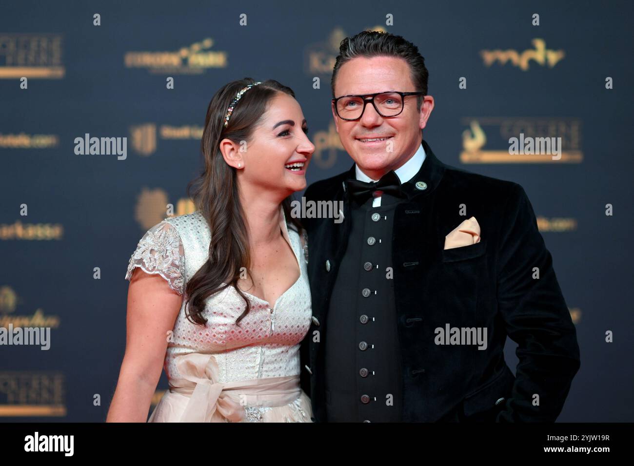 Leipzig, Deutschland. November 2024. Stefan Mross, Trompeter und Moderator, und seine Partnerin Eva Luginger nehmen an der Preisverleihung der Goldenen Henne-Medien Teil. Der Publikumspreis wird zum 30. Mal auf einer TV-Gala in Leipzig verliehen. Quelle: Hendrik Schmidt/dpa/Alamy Live News Stockfoto Leipzig, Deutschland. November 2024. Stefan Mross, Trompeter und Moderator, und seine Partnerin Eva Luginger nehmen an der Preisverleihung der Goldenen Henne-Medien Teil. Der Publikumspreis wird zum 30. Mal auf einer TV-Gala in Leipzig verliehen. Quelle: Hendrik Schmidt/dpa/Alamy Live News Stockfoto