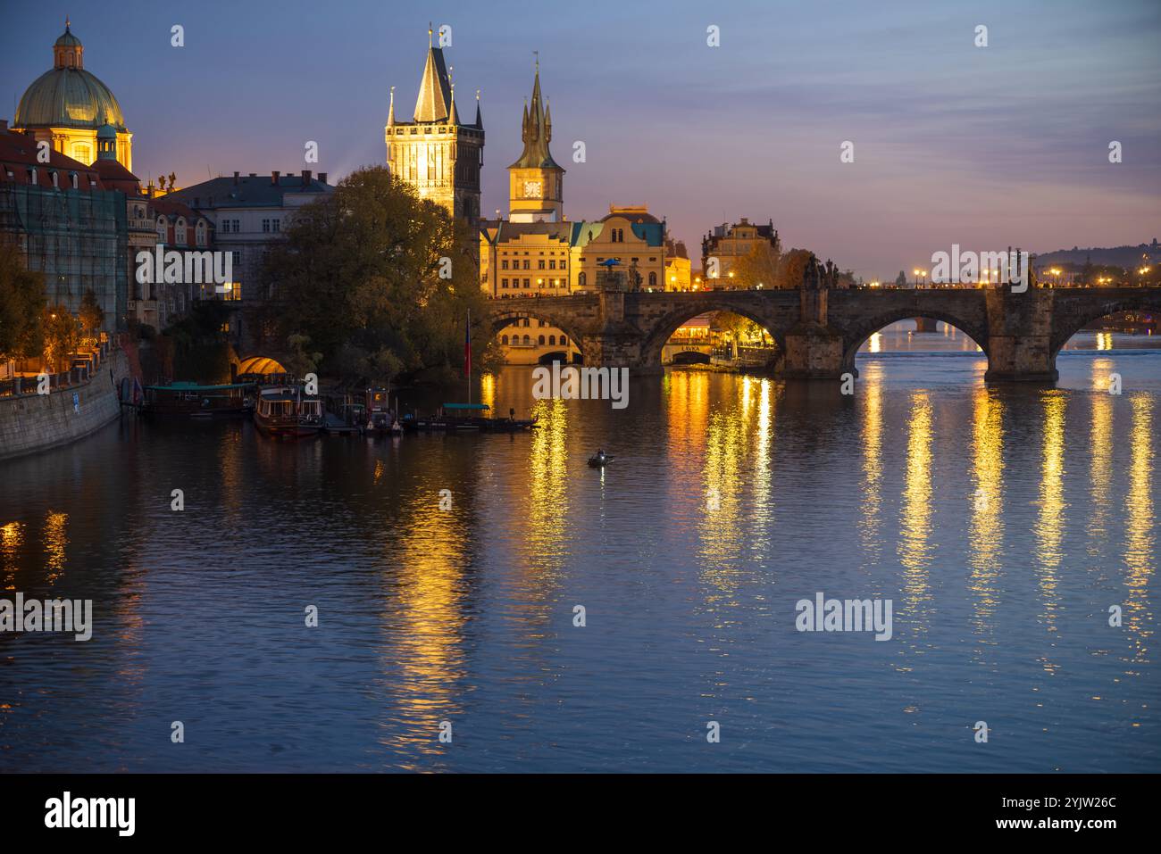 Abend in Prag Karlsbrücke Reflexion Stockfoto