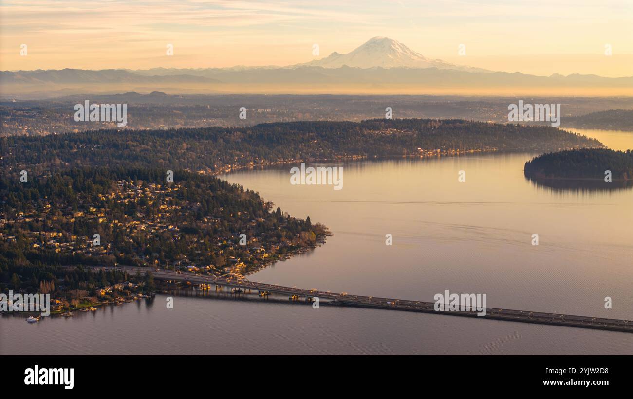 Mercer Island Bridge Lake Washington und Mount Rainier darüber hinaus Stockfoto