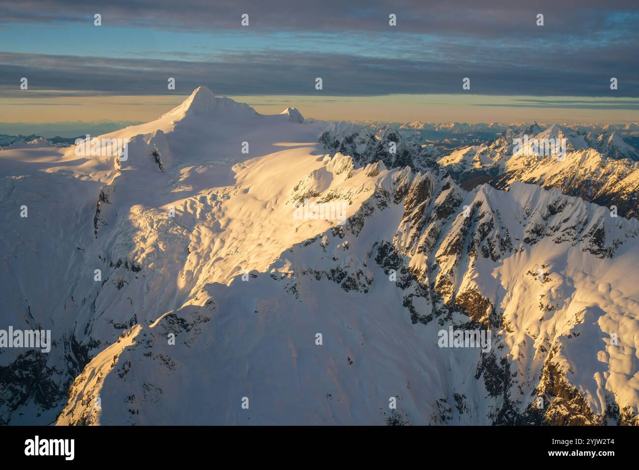 Luftkaskaden auf der Rückseite des Mount Shuksan Mid Winter Afternoon Light Snow Fields Stockfoto