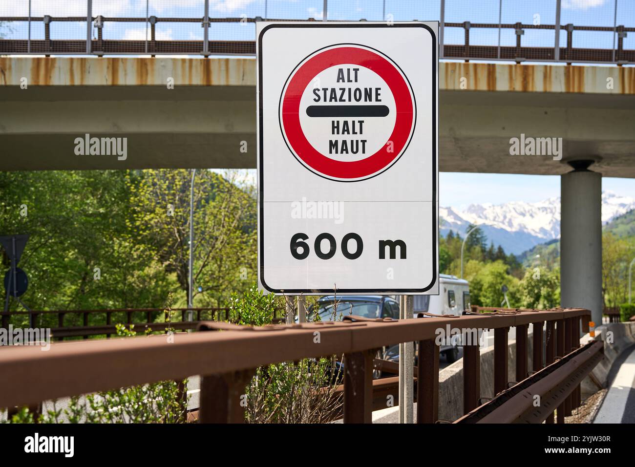 Italien - 11. Mai 2024: Mautstation in 600 Metern Höhe. Beschilderung auf der Brennerautobahn nahe der österreichischen Grenze *** Mautstation in 600 Metern. Schild auf der Brenner-Autobahn nahe der österreichischen Grenze Stockfoto