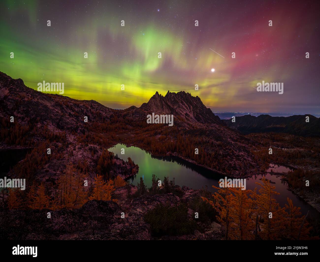 Nordlichter über den Enchantments und dem Prusik Peak Stockfoto
