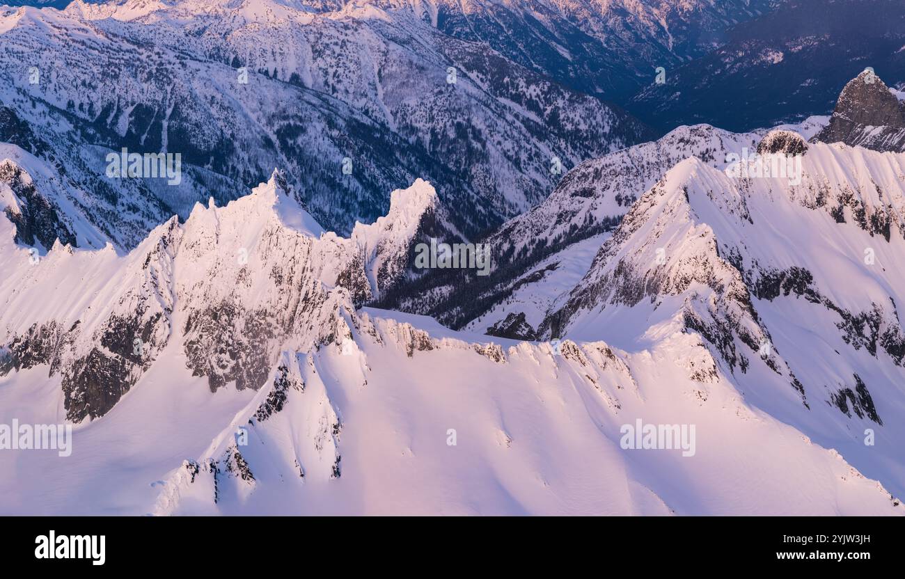 Nordwest Winter in den North Cascades zerklüftete Spire Peak Schneefelder Licht und Schatten und Winter Schneedecke und weiches Licht dramatische Natur Stockfoto