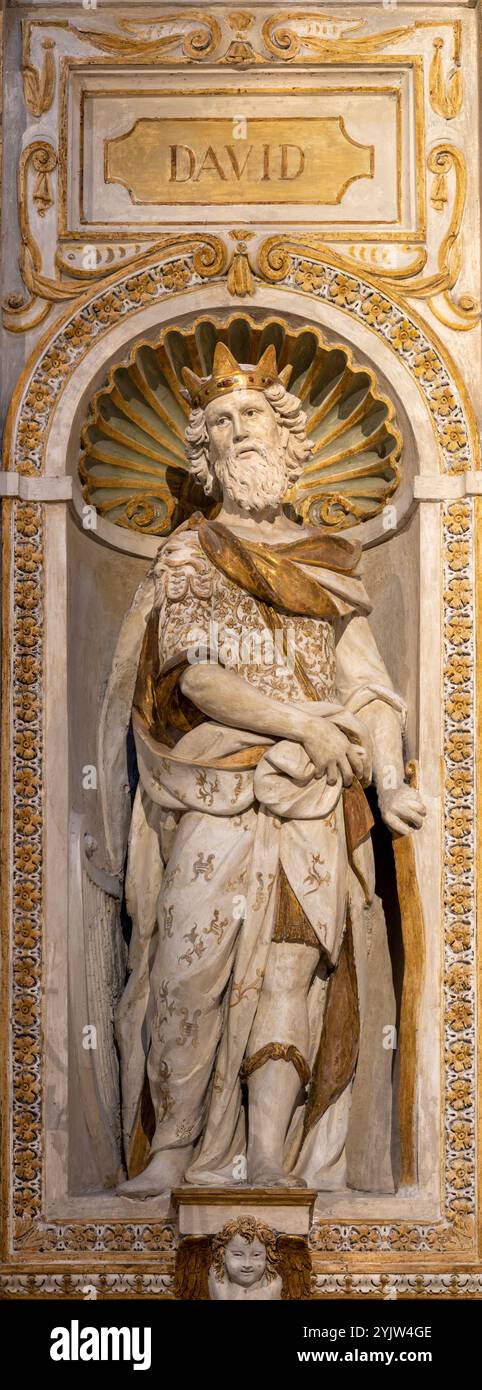PAVIA, ITALIEN - 8. SEPTEMBER 2024: Die Statue des Königs David in der Kirche Chiesa di Santa Maria di Canepanova von unbekanntem Barockkünstler. Stockfoto