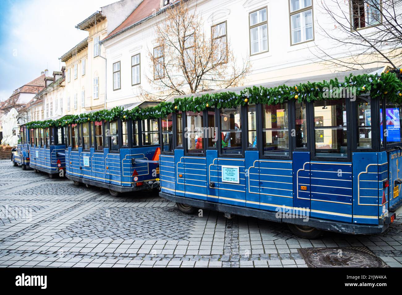 Sightseeing Zug für Touristen auf dem Sibiu Weihnachtsmarkt. Stockfoto