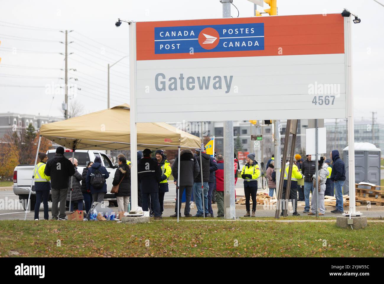 Mississauga, Kanada. November 2024. Postarbeiter nehmen am 15. November 2024 an einem Streik außerhalb der Canada Post's Gateway Postal Facility in Mississauga, Ontario, Kanada, Teil. Rund 55.000 Postarbeiter, vertreten durch die Canadian Union of Postal Workers (CUPW), traten am Freitag in einen landesweiten Streik. Quelle: Zou Zheng/Xinhua/Alamy Live News Stockfoto