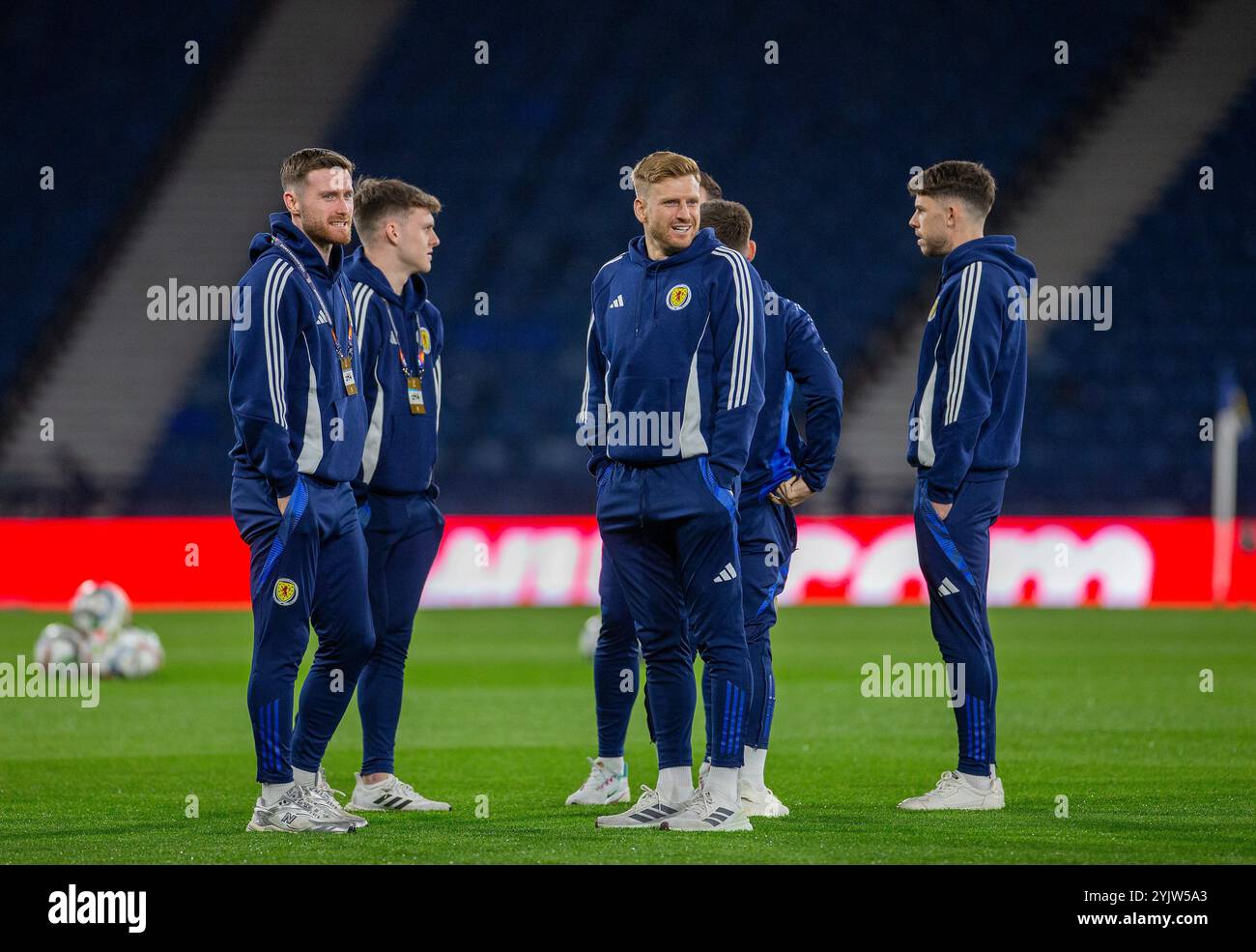 15. November 2024; Hampden Park, Glasgow, Schottland: Nations League Group 1 Football, Schottland gegen Kroatien; Anthony Ralston aus Schottland, Stuart Armstrong und Ryan Christie aus Schottland unterhalten sich auf dem Spielfeld Credit: Action Plus Sports Images/Alamy Live News Stockfoto