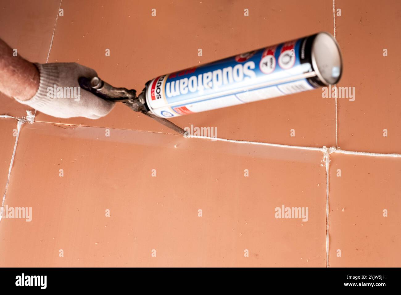 Verwenden Sie Bauschaum zum Abdichten von Nähten. Verlegung von Polyurethanschaum auf den Boden. Russland, Anapa-07.06.2024 Stockfoto