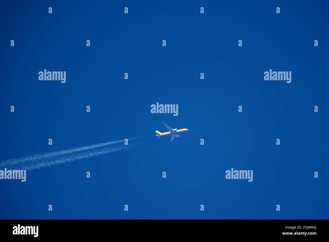 Flugzeug am blauen Himmel. DHL Cargo Stockfoto