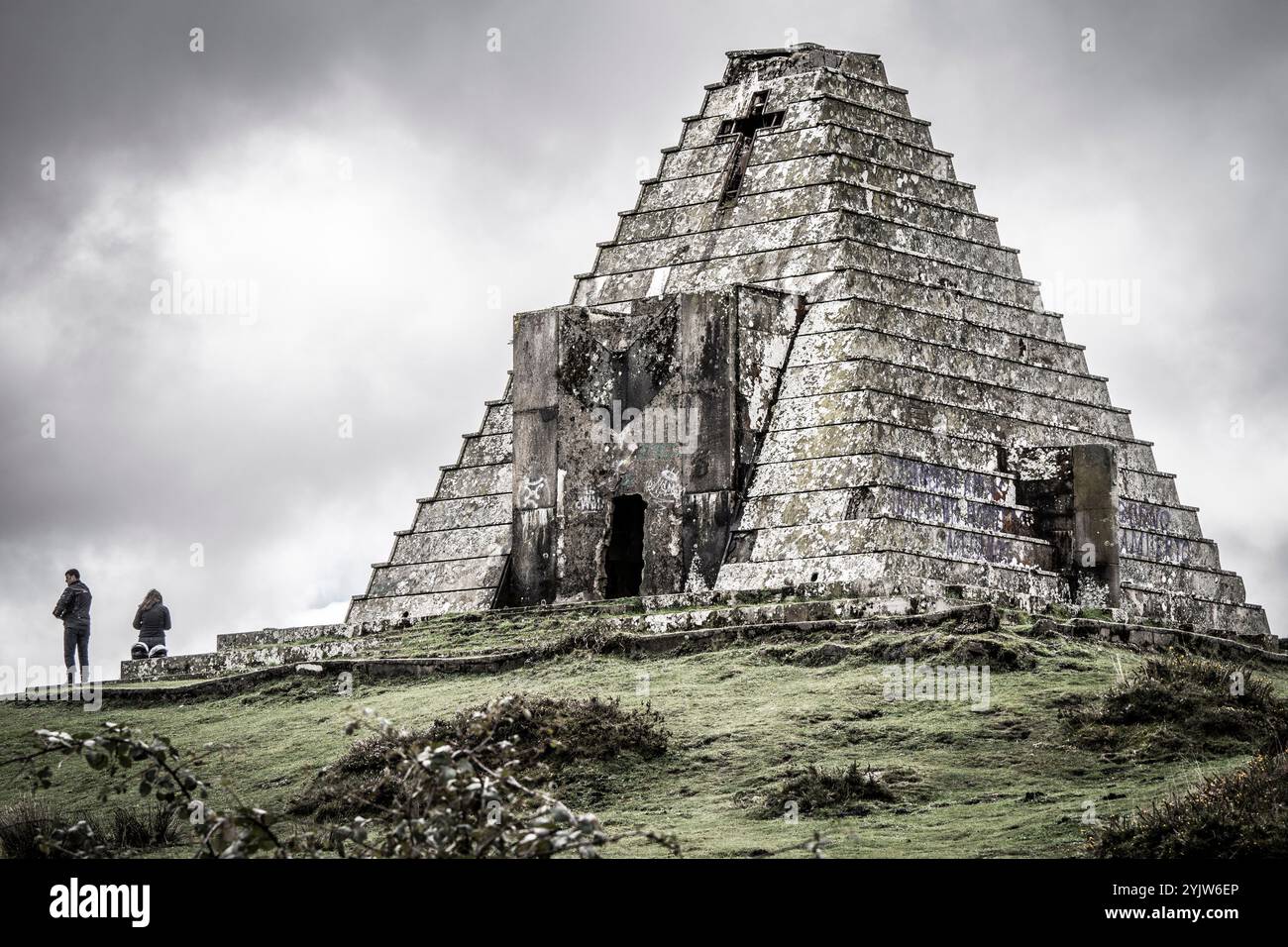 Pyramide der Italiener, 1937, Mausoleum, erbaut von Francisco Franco nach der Schlacht von Santander, Provinz Burgos, Puerto del Escudo, Spanien Stockfoto