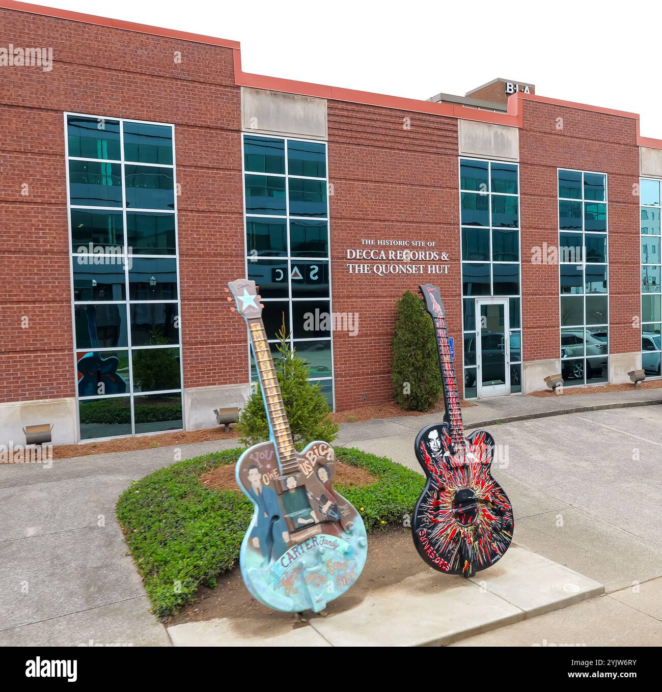 NASHVILLE, TN - 15. März 2024: Gitarrenstatuen vor dem historischen Gebäude der Musikindustrie, in dem sich Decca Records und Quonset Hut aufhielten. Stockfoto