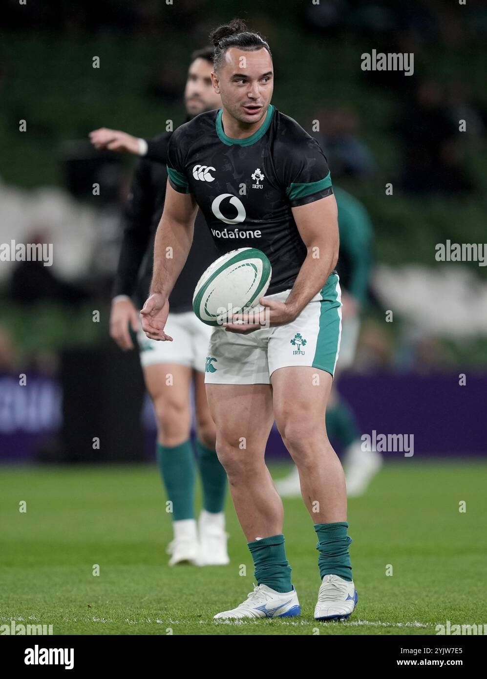 Der irische James Lowe wärmt sich vor dem internationalen Spiel im Herbst im Aviva Stadium in Dublin auf. Bilddatum: Freitag, 15. November 2024. Stockfoto