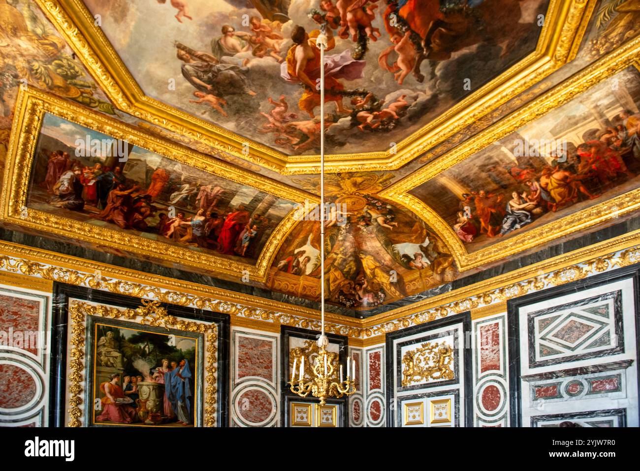 Die Decke und der Kronleuchter im Wachzimmer der Königin im Palast von Versialles, Frankreich Stockfoto