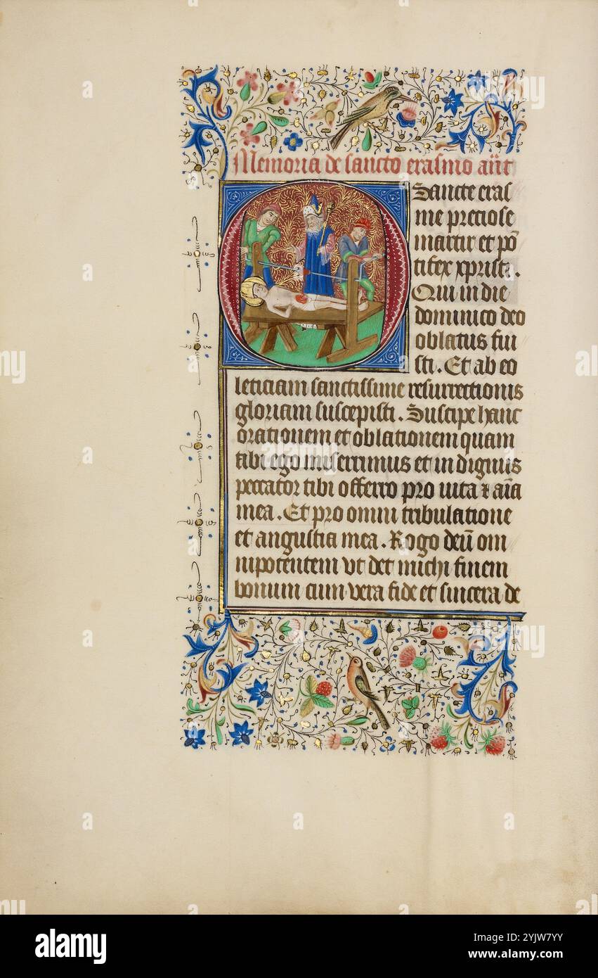 Initial O: Das Martyrium des Heiligen Erasmus; Llangattock Stunden, 1450er Jahre Der Legende nach wurde der heilige durch die Ausweihung zum Märtyrer gemacht; sein Bauch wurde aufgeschlitzt und sein Darm um eine Winde geschwungen. Zusatzinfo: Dieses fein illustrierte Stundenbuch hat seinen Namen vom Baron Llangattock, dem das Buch in den 1900er Jahren gehörte Das Manuskript ist von besonderem Interesse, da einige seiner Miniaturen eng mit Kompositionen des gefeierten Tafelmalers Jan van Eyck verwandt sind. Der Einfluss von van Eycks Stil ist am deutlichsten in der vierzehn ganzseitigen Mini-Manuskript zu sehen Stockfoto