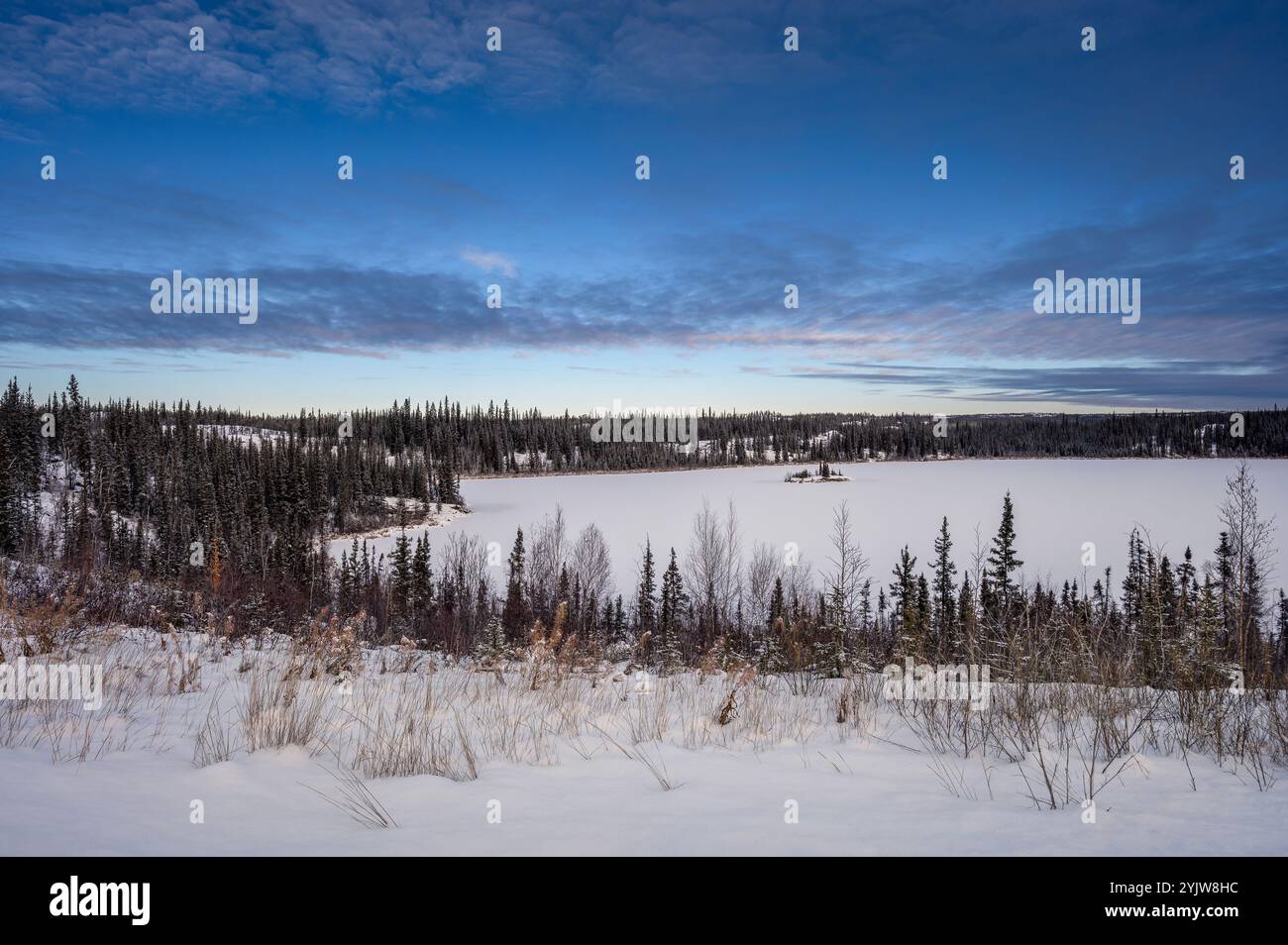 Winterblick auf Madeline Lake und eine kleine Insel in der Nähe von Yellowknife in den Nordwest-Territorien, Kanada Stockfoto