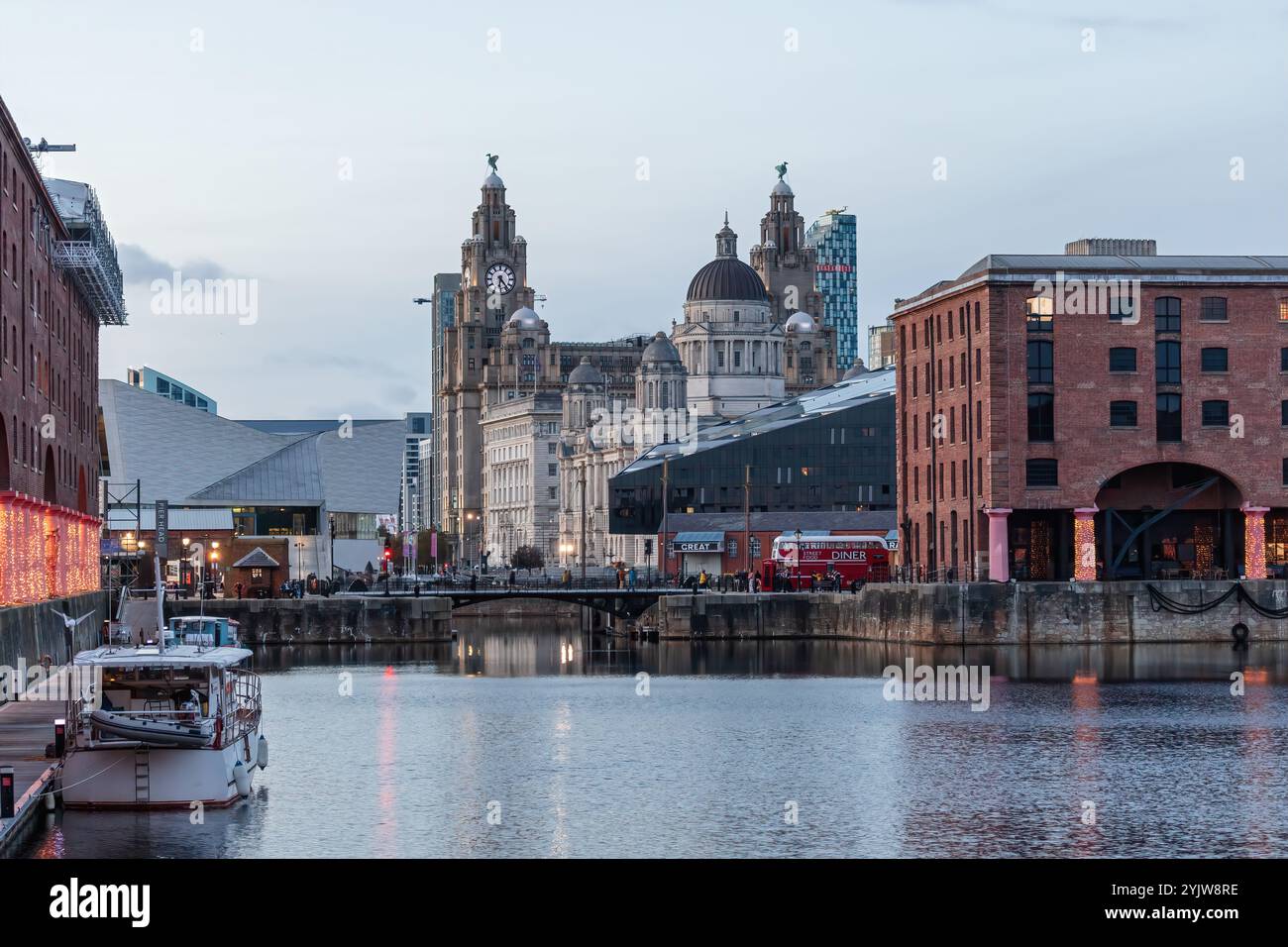 Panoramatische Ansicht des Royal Albert Dock und der historischen Skyline des Royal Liver Building in der Dämmerung, Liverpool, Merseyside, England, UK. Stockfoto