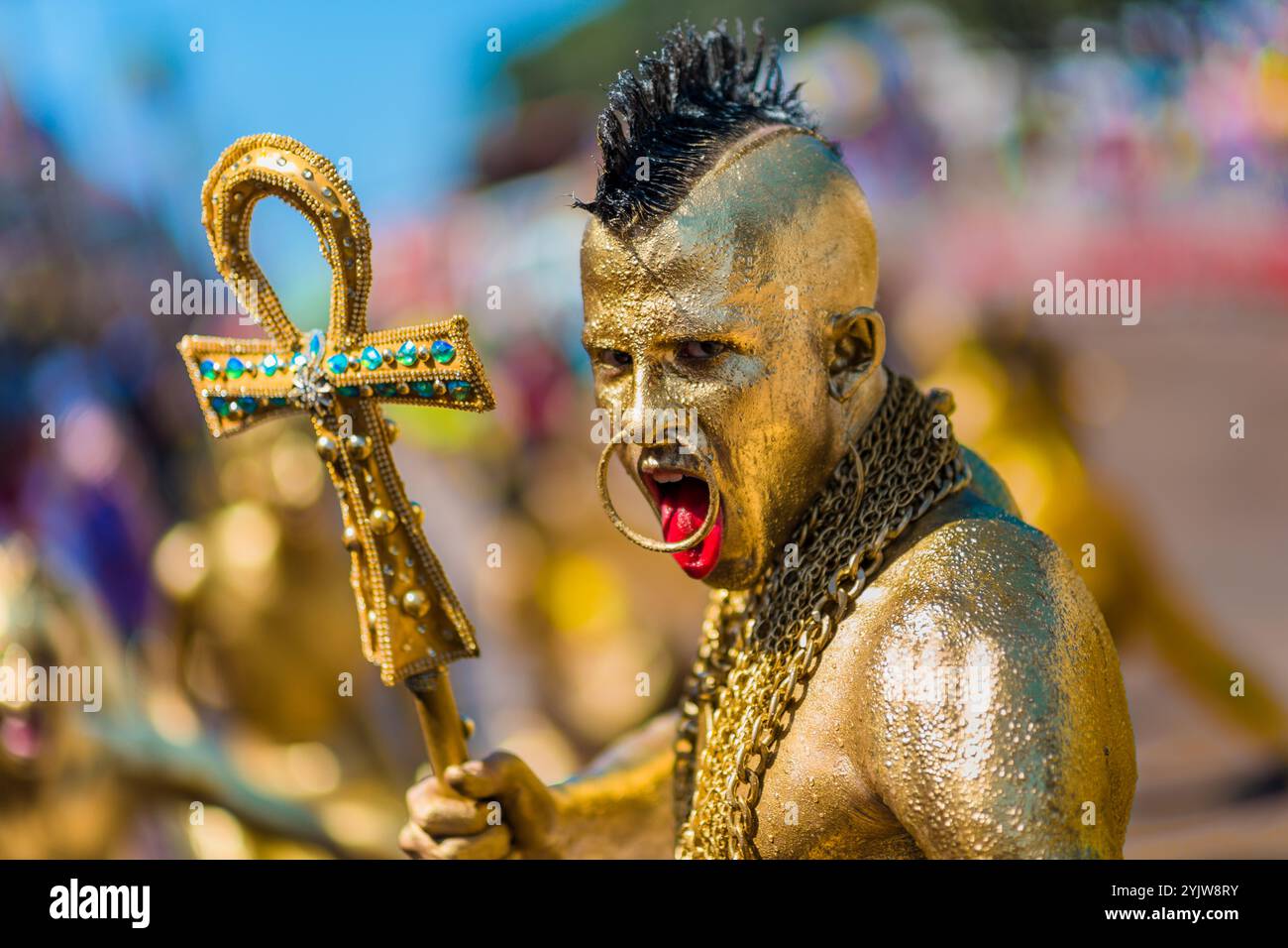 Ein kolumbianischer Mann, der in Gold bemalt ist und die Ureinwohner repräsentiert, tritt während der Karnevalsparade in Barranquilla, Kolumbien, auf. Stockfoto