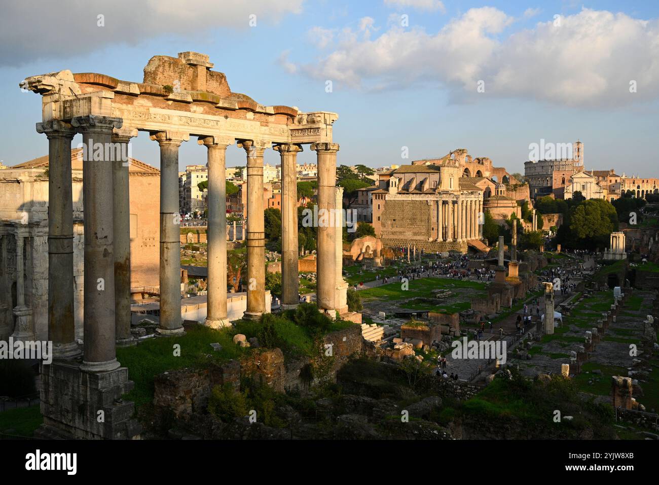 Rom, Italien - 30. Oktober 2024: Blick auf das Forum Romanum vom Kapitolshügel in Rom, Italien Stockfoto