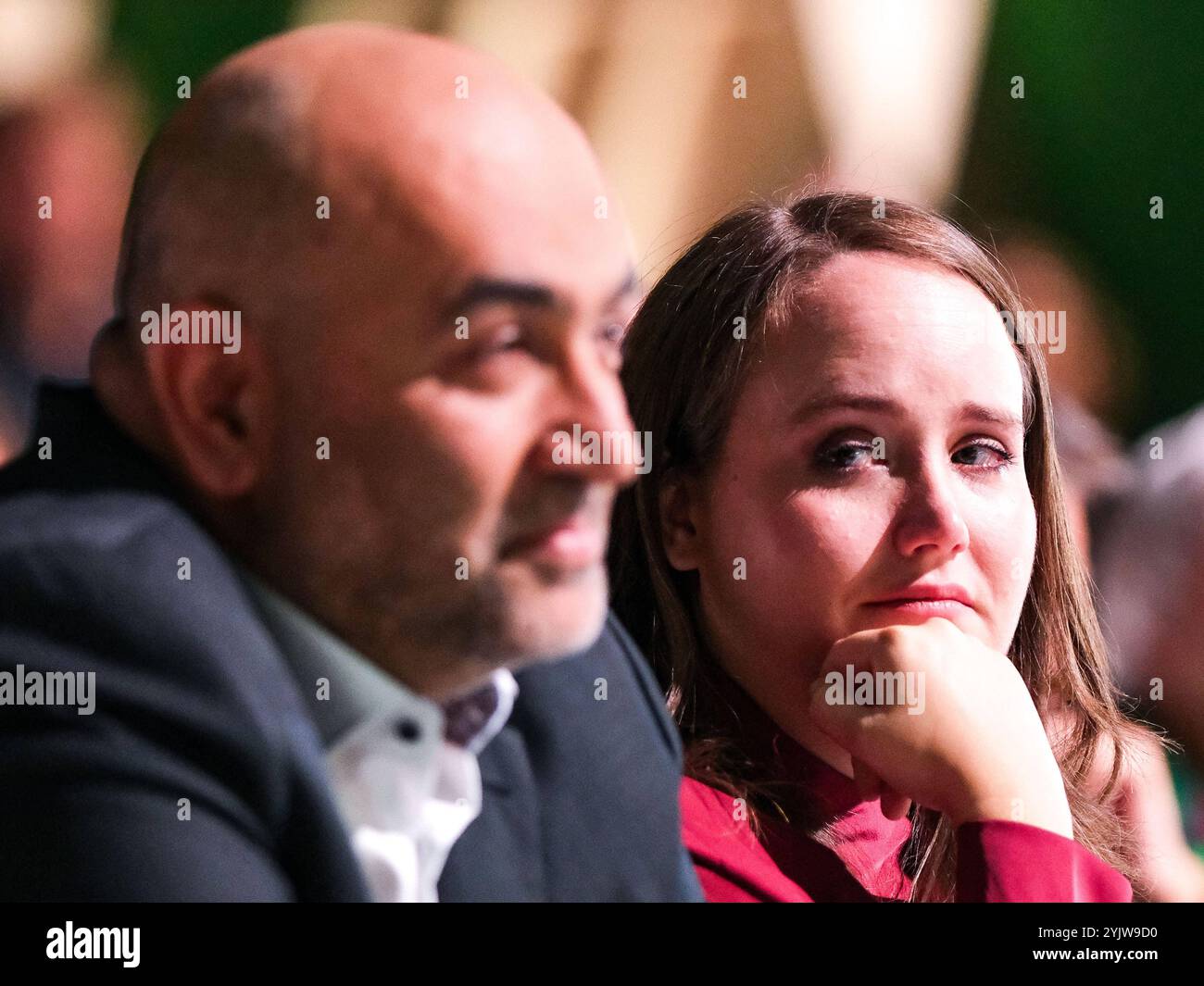 Wiesbaden 50. Bundesdelegiertenkonferenz von Bündnis 90/die Grünen, Wiesbaden, 15.11.2024. Ricarda lang Bundesvorsitzende, Bündnis 90/die Grünen, davor Omid Nouripour Bundesvorsitzender, Bündnis 90/die Grünen, 50. Bundesdelegiertenkonferenz von Bündnis 90 /die Grünen, Wiesbaden, 15.11.2024. *** Wiesbaden 50 Bundesdelegiertenkonferenz des Bündnisses 90 die Grünen, Wiesbaden, 15 11 2024 Ricarda lang Bundesvorsitzende, Bündnis 90 die Grünen , vormals Omid Nouripour Bundesvorsitzender, Bündnis 90 die Grünen , 50 Bundesdelegiertenkonferenz des Bündnisses 90 die Grünen, Wiesbaden, 15 11 2024 Urheberrecht Stockfoto