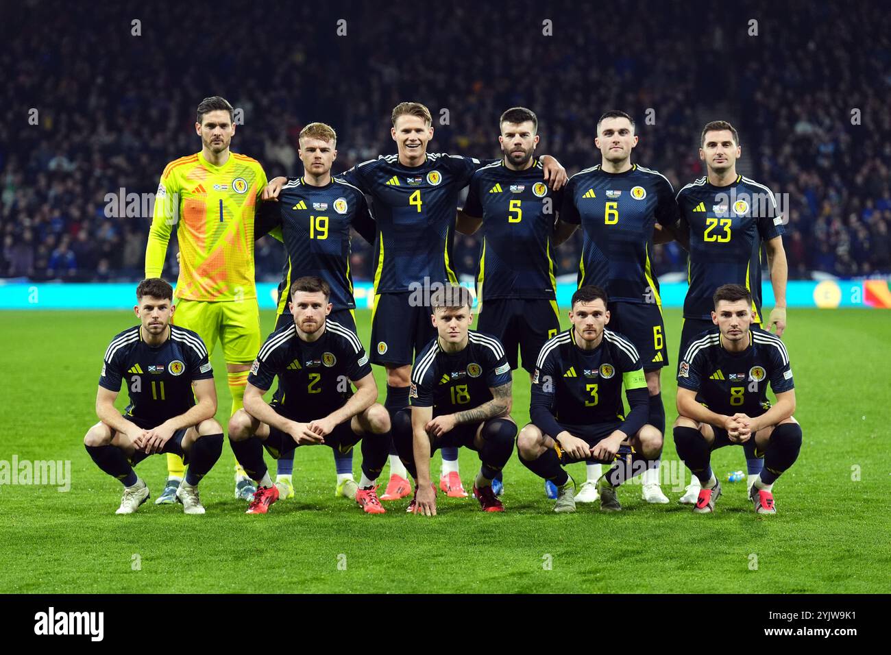 (Von hinten nach vorne, von links nach rechts) schottischer Torhüter Craig Gordon, Tommy Conway, Scott McTominay, Grant Hanley, John Souttar, Kenny McLean, Ryan Christie, Anthony Ralston, Ben Doak, Andrew Robertson, und Billy Gilmour vor dem Spiel der UEFA Nations League Gruppe A1 in Hampden Park, Glasgow. Bilddatum: Freitag, 15. November 2024. Stockfoto