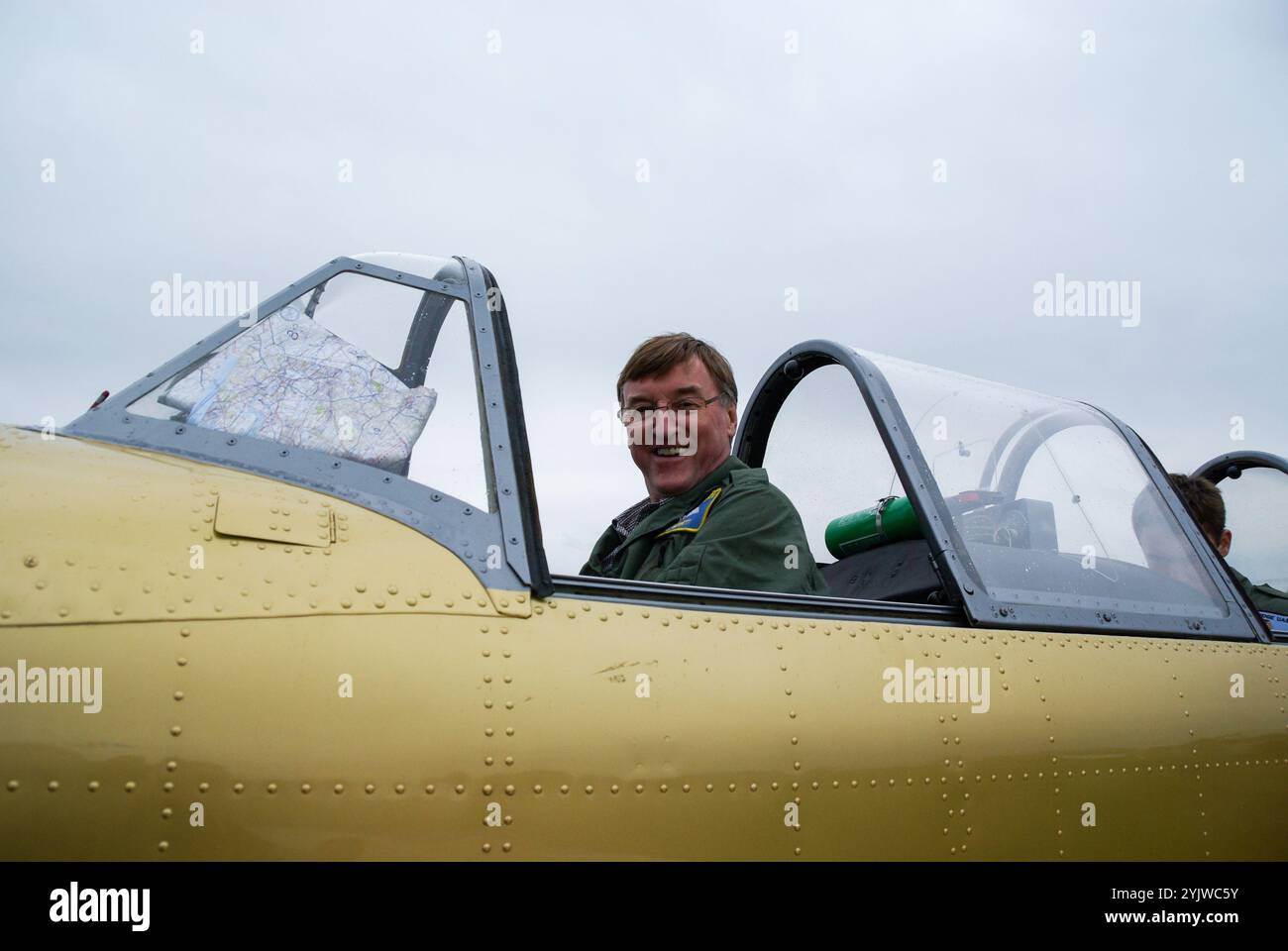 Pilot Group Captain Bill Burnett bei der Kontrolle von Yak 52 G-OCBT. Ehemaliger Pilot der RAF Vulcan Stockfoto