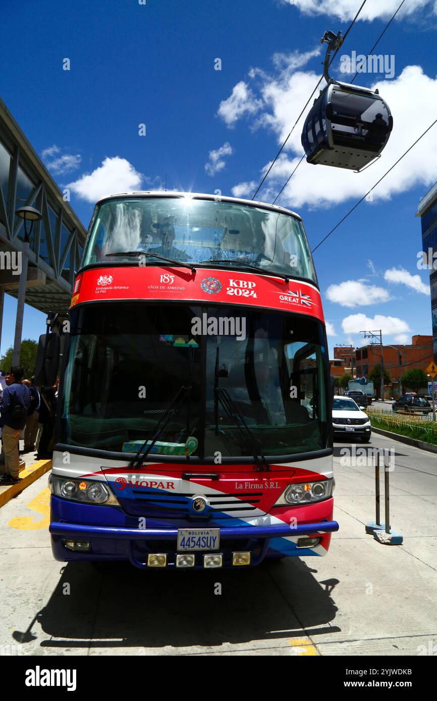 El Alto, BOLIVIEN; 15. November 2024: Ein roter Doppeldeckerbus wartet vor der Seilbahnstation in Ciudad Satelite, um die Gäste zu einer Veranstaltung zu bringen, die von der britischen Botschaft in Bolivien organisiert wird, um dem Geburtstag von König Karl III. (Der gestern war) zu gedenken. Die Veranstaltung sollte auch kulturelle Beziehungen, Handel und engere Beziehungen zwischen Bolivien und Großbritannien fördern. Stockfoto