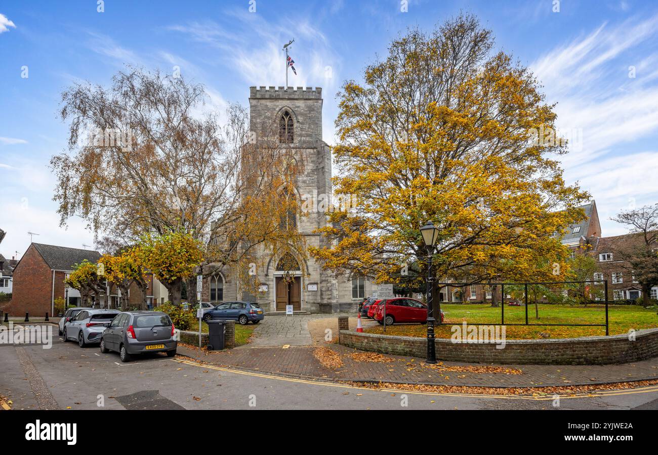 Pfarrkirche St. James umgeben von herbstlichen Bäumen in der Altstadt von Poole, Dorset, Großbritannien am 14. November 2024 Stockfoto