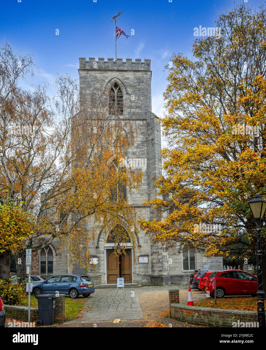 Pfarrkirche St. James umgeben von herbstlichen Bäumen in der Altstadt von Poole, Dorset, Großbritannien am 14. November 2024 Stockfoto