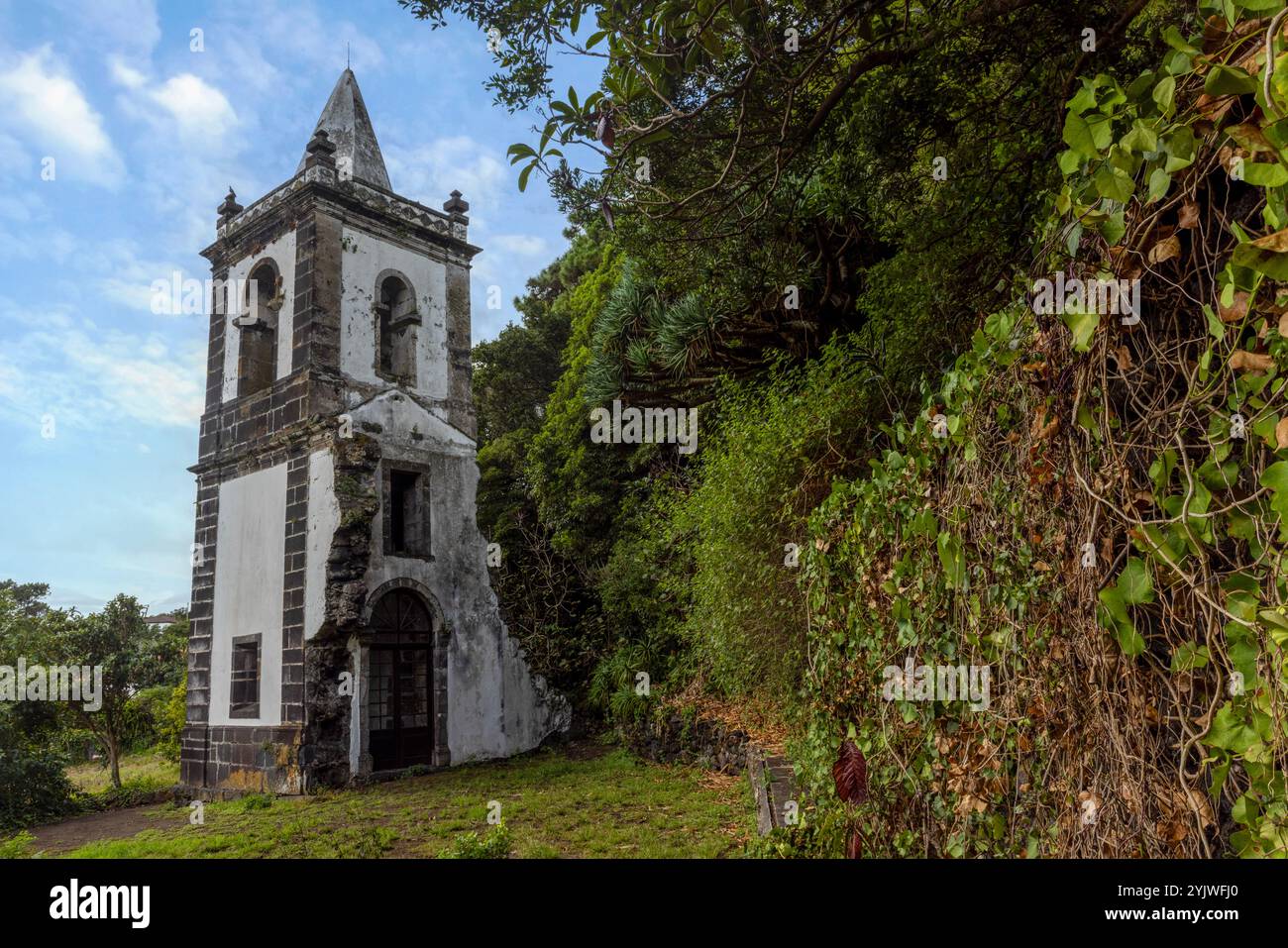 Die alte Kirche von São Mateus auf der Insel Sao Jorge auf den Azoren wurde beim Vulkanausbruch von 1808 zerstört und nur ein Glockenturm blieb stehen. Stockfoto