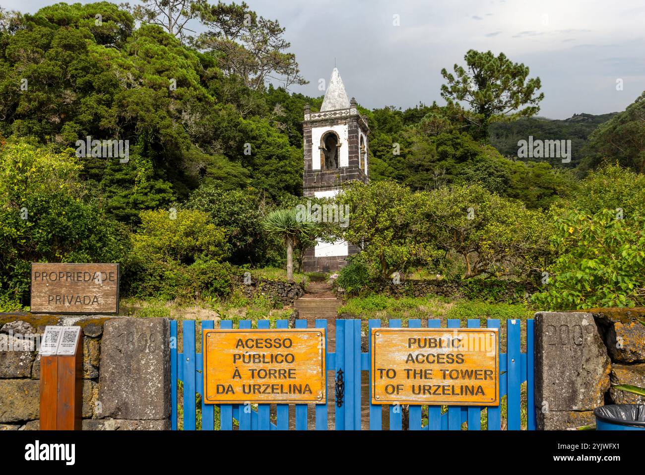 Die alte Kirche von São Mateus auf der Insel Sao Jorge auf den Azoren wurde beim Vulkanausbruch von 1808 zerstört und nur ein Glockenturm blieb stehen. Stockfoto