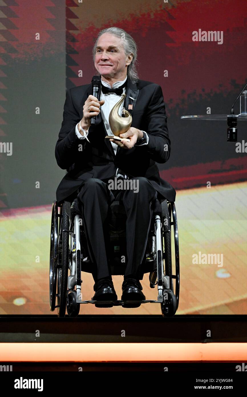 Leipzig, Deutschland. November 2024. Thomas Wandschneider, Para-Badminton-Spieler, wird bei der Preisverleihung Golden Hen mit dem Ehrenpreis in der Kategorie Paralympics ausgezeichnet. Der Publikumspreis wird zum 30. Mal auf einer Fernsehgala in Leipzig verliehen. Quelle: Hendrik Schmidt/dpa/Alamy Live News Stockfoto