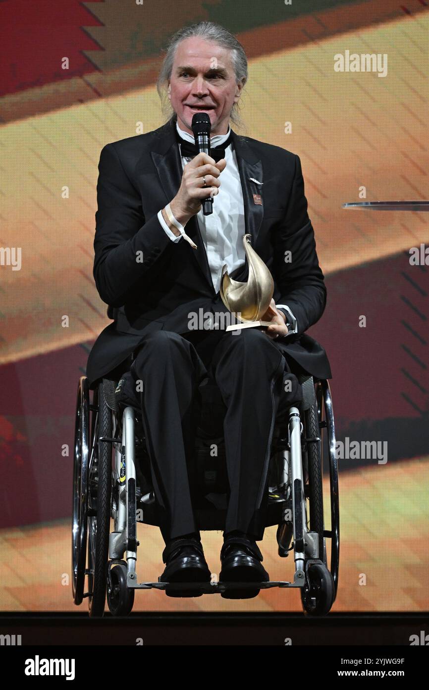 Leipzig, Deutschland. November 2024. Thomas Wandschneider, Para-Badminton-Spieler, wird bei der Preisverleihung Golden Hen mit dem Ehrenpreis in der Kategorie Paralympics ausgezeichnet. Der Publikumspreis wird zum 30. Mal auf einer Fernsehgala in Leipzig verliehen. Quelle: Hendrik Schmidt/dpa/Alamy Live News Stockfoto