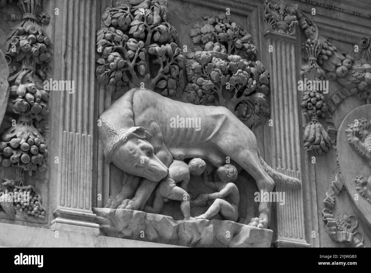 Die Skulptur des Kapitolinischen Wolfs, die eine Szene aus der Legende von der Gründung Roms darstellt. Stockfoto