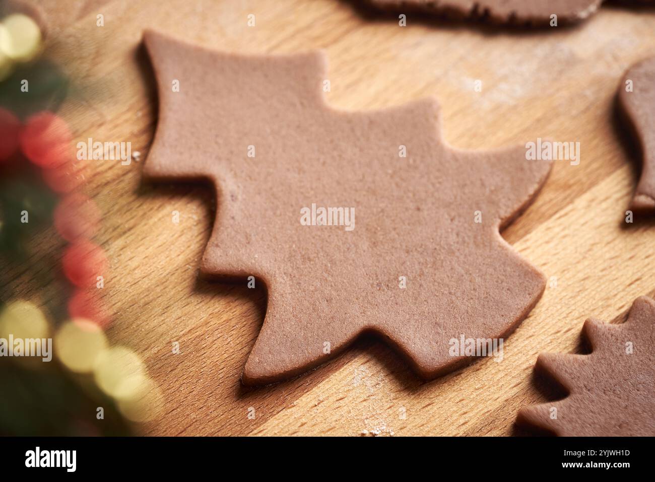 Baumform aus rohem Teig - Zubereitung von selbstgemachten Lebkuchen-Weihnachtskeksen Stockfoto