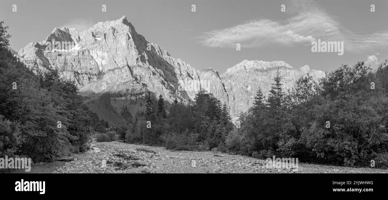 Die Nordwände des Karwendelgebirges - Wände der Spritzkar-spitze und Grubenkar-spitze von enger Tall - Grosser Ahornboden-Walley. Stockfoto