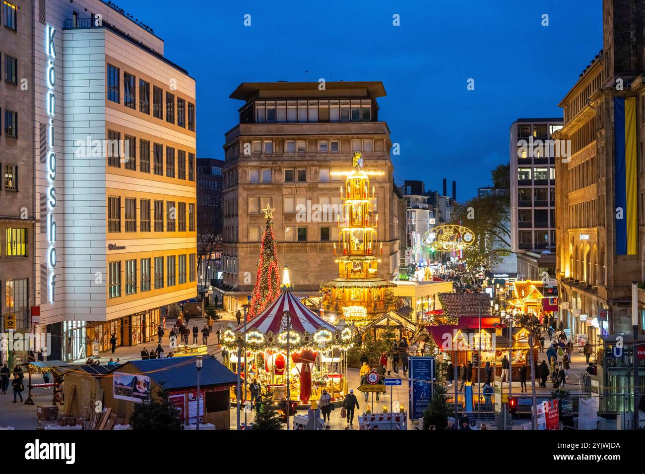 Vorweihnachtszeit, Weihnachtsmarkt in der Innenstadt von Essen, Willy-Brandt-Platz, Fussgängerzone Kettwiger Straße, Weihnachtsbeleuchtung, Essener Lichtwochen, NRW, Deutschland, Weihnachtsmarkt Essen *** Vorweihnachtszeit, Weihnachtsmarkt im Stadtzentrum von Essen, Willy Brandt Platz, Fußgängerzone Kettwiger Straße, Weihnachtsbeleuchtung, Essener Lichtwochen, NRW, Deutschland, Weihnachtsmarkt Essen Stockfoto