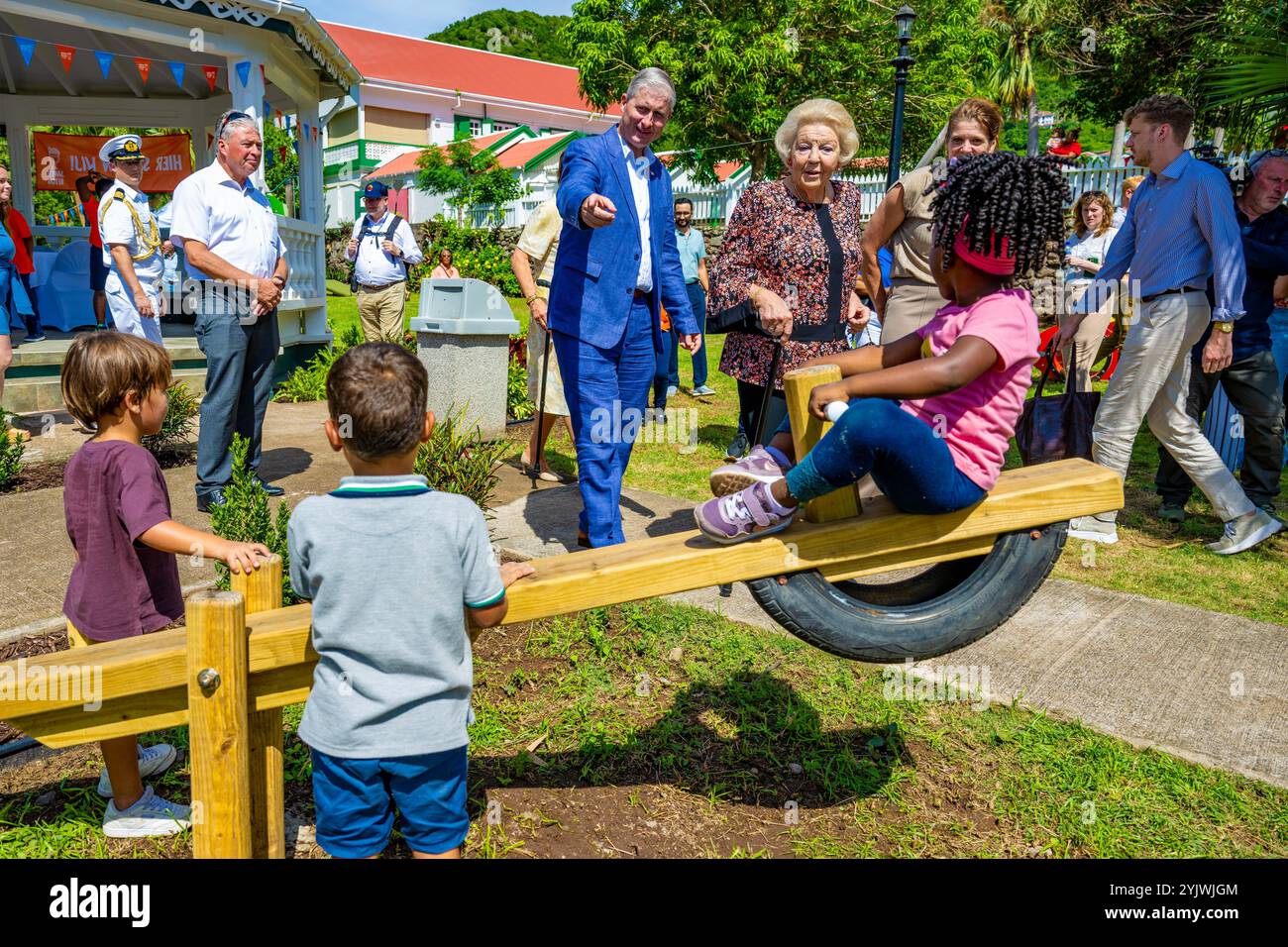 The Bottom, Niederlande, 2024 2011-11-15 11:37:51 SABA, 15-11-2024, Königin Wilhelminapark Prinzessin Beatrix besucht Sint Maarten und Saba. Der Besuch konzentriert sich auf die Arbeit der niederländischen Karibischen Naturallianz (DCNA) und soziale Initiativen auf den Inseln. FOTO: NLBeeldIn dem Foto: Besuch im Queen Wilhelminapark - Jantje Beton Credit: NL Beeld / Patrick van EMST Stockfoto