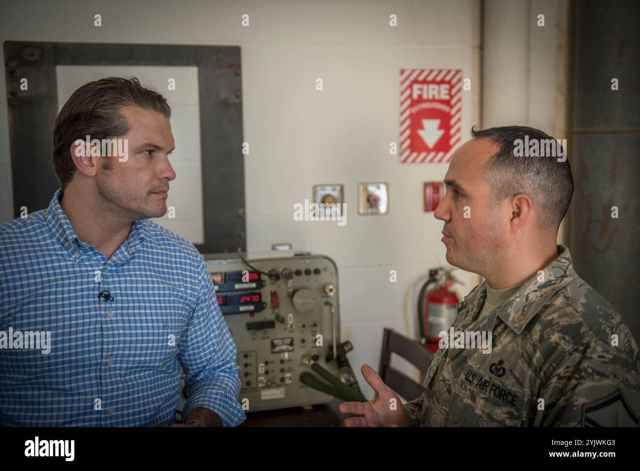 Pete Hegseth, ein Fox News Contributor, besucht am 1. Februar den 138. Jagdflügel, Detachment 1, in Ellington Field, TX, 2017. Hegseth traf sich vor seiner Incentive-Fahrt in einem F-16-Kampffalken mit Personal der 138th Operations Group, um auf die Erfahrung des Fliegens in einem Kampfflugzeug vorbereitet zu sein. (Foto der U.S. Air National Guard von Tech. Sgt. Zeichnete A. Egnoske) Stockfoto