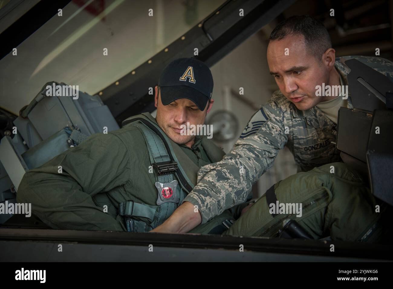 Pete Hegseth, ein Fox News Contributor, besucht am 1. Februar den 138. Jagdflügel, Detachment 1, in Ellington Field, TX, 2017. Hegseth traf sich vor seiner Incentive-Fahrt in einem F-16-Kampffalken mit Personal der 138th Operations Group, um auf die Erfahrung des Fliegens in einem Kampfflugzeug vorbereitet zu sein. (Foto der U.S. Air National Guard von Tech. Sgt. Zeichnete A. Egnoske) Stockfoto