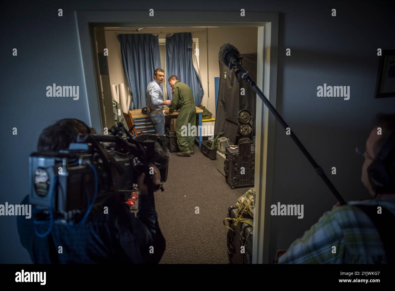 Pete Hegseth, ein Fox News Contributor, besucht am 1. Februar den 138. Jagdflügel, Detachment 1, in Ellington Field, TX, 2017. Hegseth traf sich vor seiner Incentive-Fahrt in einem F-16-Kampffalken mit Personal der 138th Operations Group, um auf die Erfahrung des Fliegens in einem Kampfflugzeug vorbereitet zu sein. (Foto der U.S. Air National Guard von Tech. Sgt. Zeichnete A. Egnoske) Stockfoto