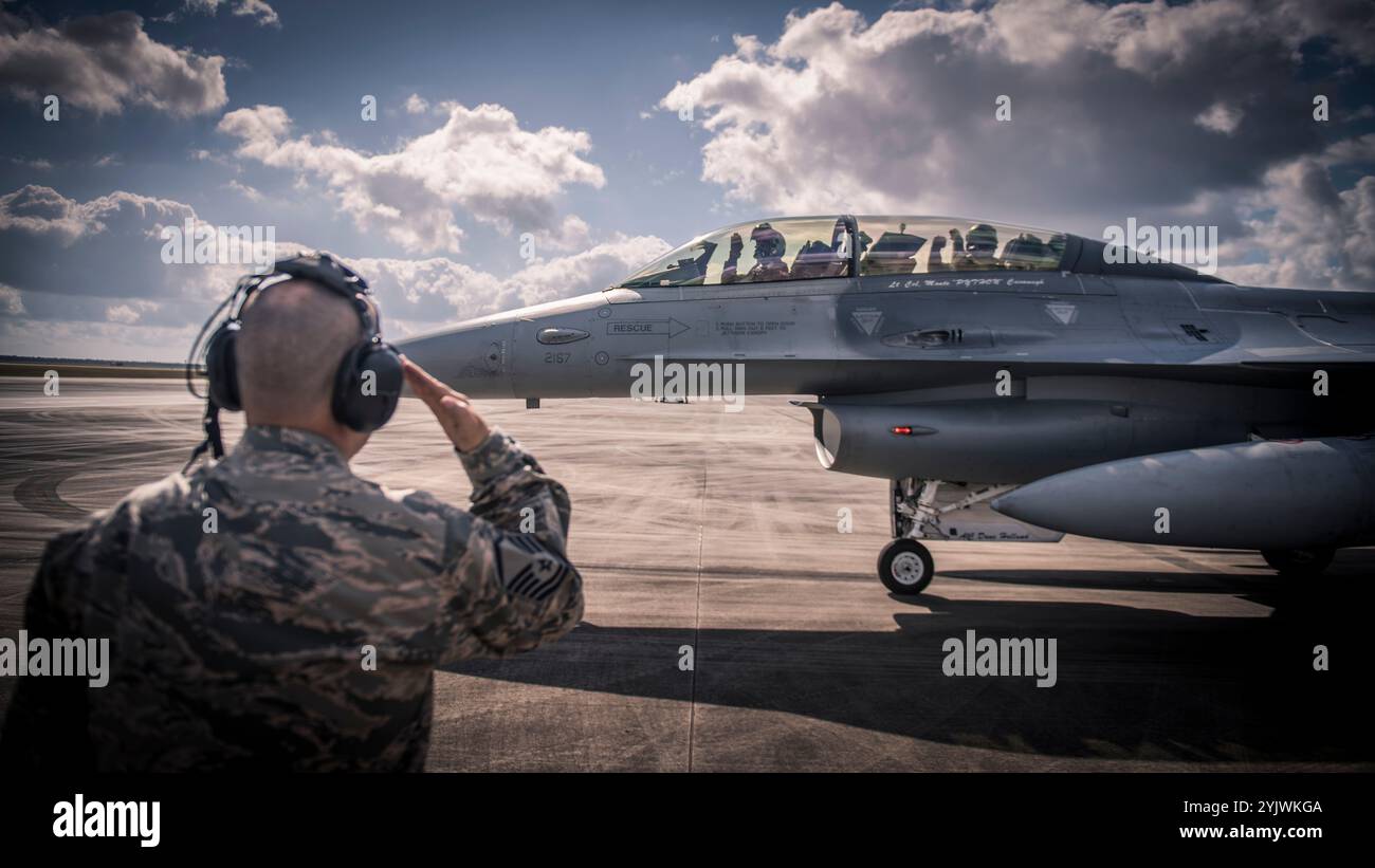 Pete Hegseth, ein Fox News Contributor, besucht am 1. Februar den 138. Jagdflügel, Detachment 1, in Ellington Field, TX, 2017. Hegseth traf sich vor seiner Incentive-Fahrt in einem F-16-Kampffalken mit Personal der 138th Operations Group, um auf die Erfahrung des Fliegens in einem Kampfflugzeug vorbereitet zu sein. (Foto der U.S. Air National Guard von Tech. Sgt. Zeichnete A. Egnoske) Stockfoto