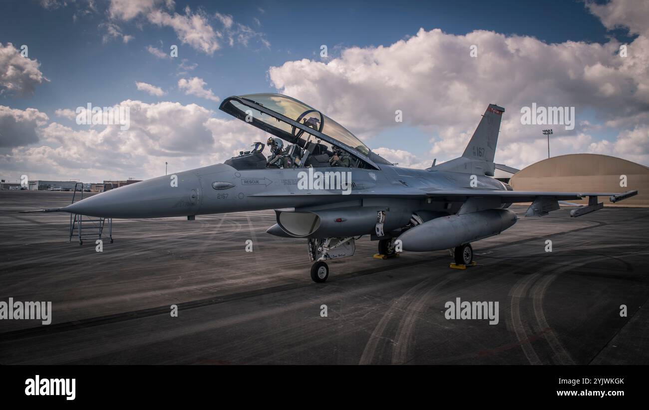 Pete Hegseth, ein Fox News Contributor, besucht am 1. Februar den 138. Jagdflügel, Detachment 1, in Ellington Field, TX, 2017. Hegseth traf sich vor seiner Incentive-Fahrt in einem F-16-Kampffalken mit Personal der 138th Operations Group, um auf die Erfahrung des Fliegens in einem Kampfflugzeug vorbereitet zu sein. (Foto der U.S. Air National Guard von Tech. Sgt. Zeichnete A. Egnoske) Stockfoto