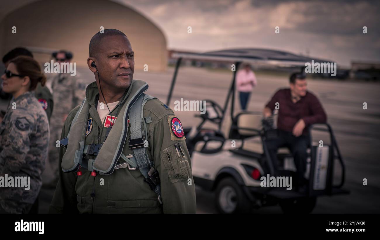 Pete Hegseth, ein Fox News Contributor, besucht am 1. Februar den 138. Jagdflügel, Detachment 1, in Ellington Field, TX, 2017. Hegseth traf sich vor seiner Incentive-Fahrt in einem F-16-Kampffalken mit Personal der 138th Operations Group, um auf die Erfahrung des Fliegens in einem Kampfflugzeug vorbereitet zu sein. (Foto der U.S. Air National Guard von Tech. Sgt. Zeichnete A. Egnoske) Stockfoto