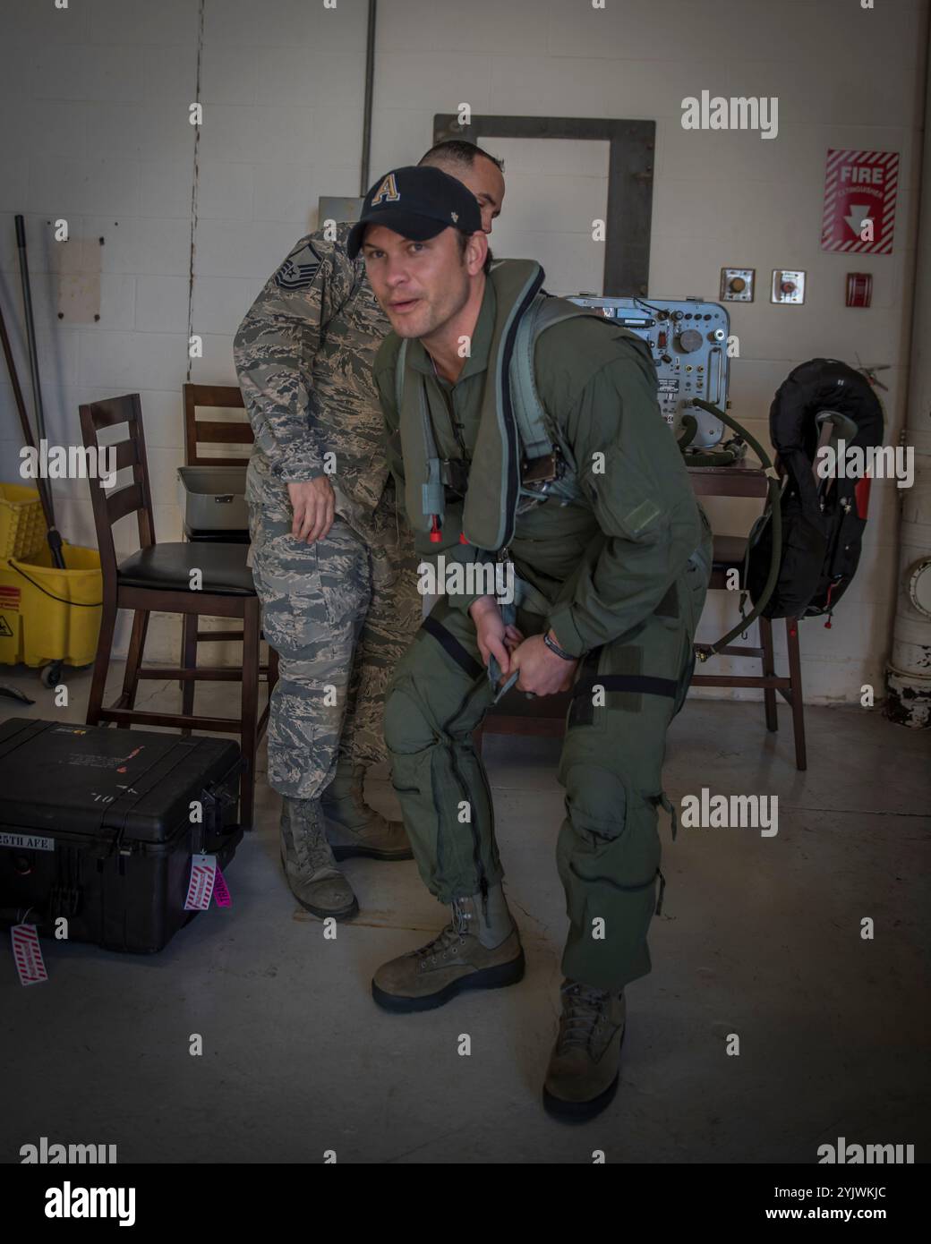 Pete Hegseth, ein Fox News Contributor, besucht am 1. Februar den 138. Jagdflügel, Detachment 1, in Ellington Field, TX, 2017. Hegseth traf sich vor seiner Incentive-Fahrt in einem F-16-Kampffalken mit Personal der 138th Operations Group, um auf die Erfahrung des Fliegens in einem Kampfflugzeug vorbereitet zu sein. (Foto der U.S. Air National Guard von Tech. Sgt. Zeichnete A. Egnoske) Stockfoto