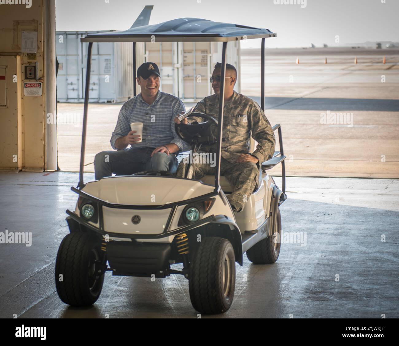 Pete Hegseth, ein Fox News Contributor, besucht am 1. Februar den 138. Jagdflügel, Detachment 1, in Ellington Field, TX, 2017. Hegseth traf sich vor seiner Incentive-Fahrt in einem F-16-Kampffalken mit Personal der 138th Operations Group, um auf die Erfahrung des Fliegens in einem Kampfflugzeug vorbereitet zu sein. (Foto der U.S. Air National Guard von Tech. Sgt. Zeichnete A. Egnoske) Stockfoto