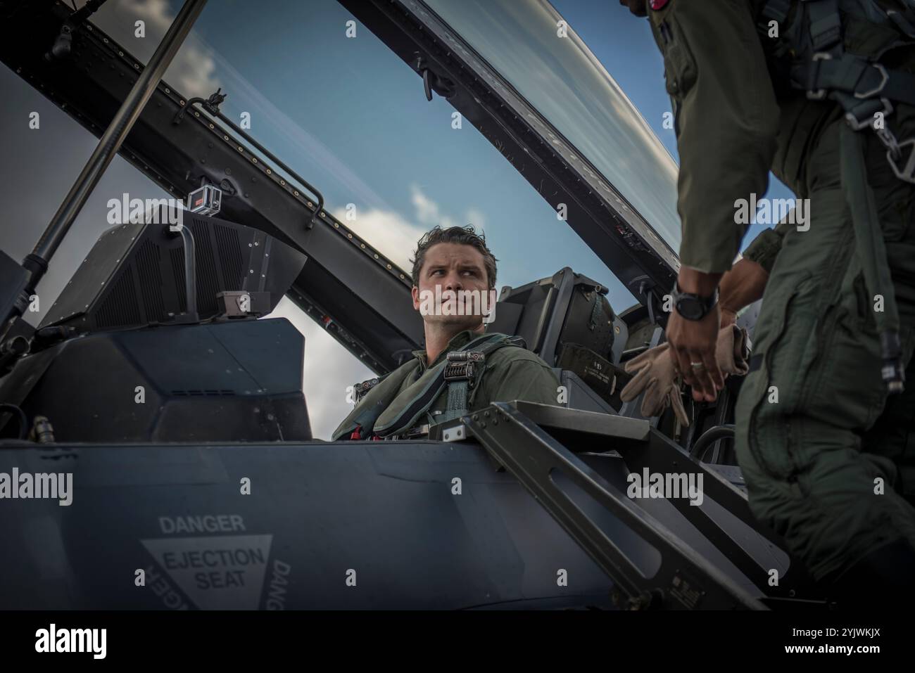 Pete Hegseth, ein Fox News Contributor, besucht am 1. Februar den 138. Jagdflügel, Detachment 1, in Ellington Field, TX, 2017. Hegseth traf sich vor seiner Incentive-Fahrt in einem F-16-Kampffalken mit Personal der 138th Operations Group, um auf die Erfahrung des Fliegens in einem Kampfflugzeug vorbereitet zu sein. (Foto der U.S. Air National Guard von Tech. Sgt. Zeichnete A. Egnoske) Stockfoto