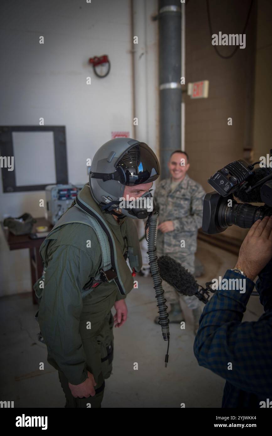 Pete Hegseth, ein Fox News Contributor, besucht am 1. Februar den 138. Jagdflügel, Detachment 1, in Ellington Field, TX, 2017. Hegseth traf sich vor seiner Incentive-Fahrt in einem F-16-Kampffalken mit Personal der 138th Operations Group, um auf die Erfahrung des Fliegens in einem Kampfflugzeug vorbereitet zu sein. (Foto der U.S. Air National Guard von Tech. Sgt. Zeichnete A. Egnoske) Stockfoto