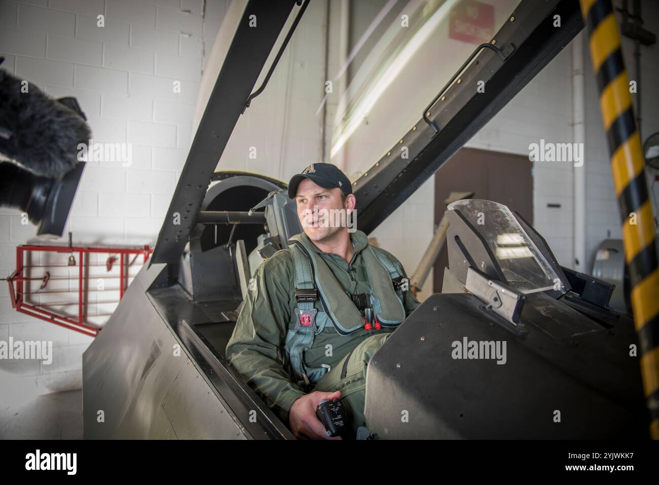 Pete Hegseth, ein Fox News Contributor, besucht am 1. Februar den 138. Jagdflügel, Detachment 1, in Ellington Field, TX, 2017. Hegseth traf sich vor seiner Incentive-Fahrt in einem F-16-Kampffalken mit Personal der 138th Operations Group, um auf die Erfahrung des Fliegens in einem Kampfflugzeug vorbereitet zu sein. (Foto der U.S. Air National Guard von Tech. Sgt. Zeichnete A. Egnoske) Stockfoto