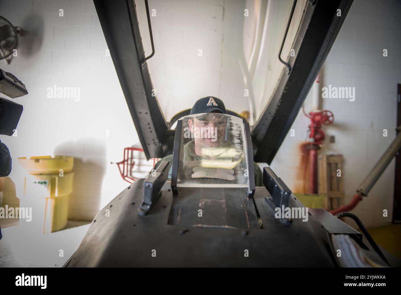 Pete Hegseth, ein Fox News Contributor, besucht am 1. Februar den 138. Jagdflügel, Detachment 1, in Ellington Field, TX, 2017. Hegseth traf sich vor seiner Incentive-Fahrt in einem F-16-Kampffalken mit Personal der 138th Operations Group, um auf die Erfahrung des Fliegens in einem Kampfflugzeug vorbereitet zu sein. (Foto der U.S. Air National Guard von Tech. Sgt. Zeichnete A. Egnoske) Stockfoto